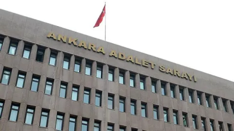 Adliye binası önünde çekilmiş bir fotoğraf.