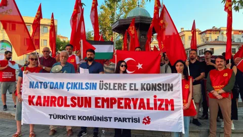 TKP üyeleri Bursa Şehreküstü Meydanı'nda NATO karşıtı pankartlarla toplandı.