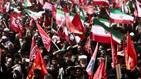 İran lideri Ali Hamaney için düzenlenen cenaze törenine katılan kalabalıklar.