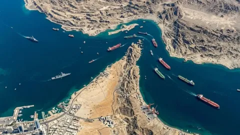 İran'dan Hürmüz Boğazı'nda Ticari Gemilere Füze İddiası