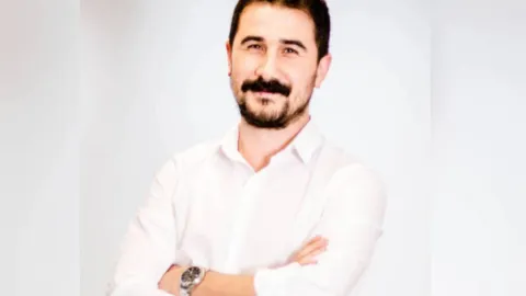 Gazeteci Kayhan Ayhan'ın adliyeye sevk edildiği anı gösteren görsel.