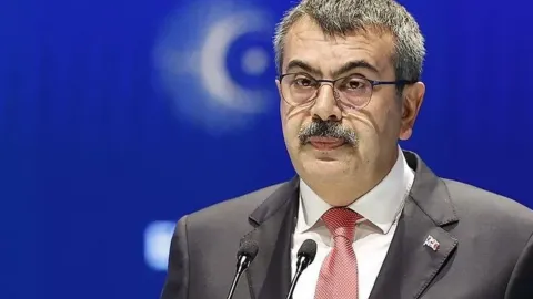 Eğitim-İş sendikası genel merkez binası önünde açıklama yapan yetkililer.