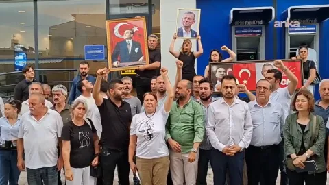 CHP Osmaniye İl Başkanlığı binası önünde açıklama yapan eski il yönetimi üyeleri.