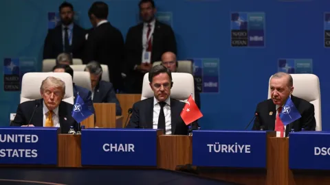 Cumhurbaşkanı Erdoğan NATO Zirvesi'nde konuşma yaparken