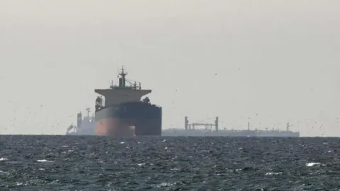 Hürmüz Boğazı'nda gerilim artarken ABD'nin İran'a yönelik saldırıları ve petrol muafiyetlerinin kaldırılması.