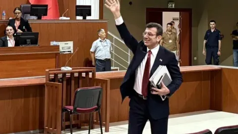 Ekrem İmamoğlu'nun bir duruşmada olduğu görsel.