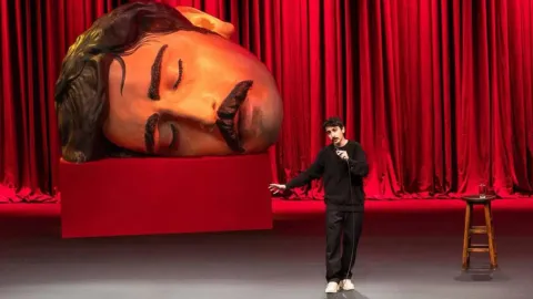 Deniz Göktaş'ın 'Ölü Deniz' adlı stand-up gösterisine erişim engeli getirildiğine dair haber görseli.