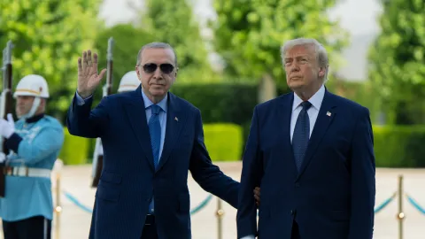 Türkiye, ABD ve Rusya bayrakları ile F-35 ve S-400 modellerinin yer aldığı bir görsel.