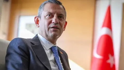 CHP Genel Başkanı Özgür Özel, Türkiye'nin NATO'daki rolü ve demokrasi vurgusu yapan bir yazı kaleme aldı.