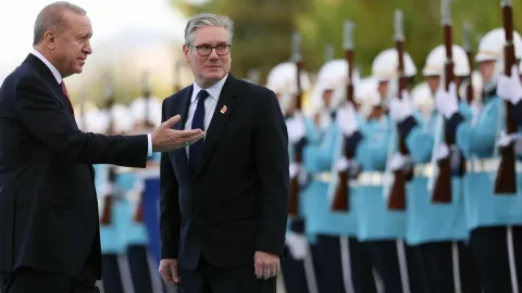 Cumhurbaşkanı Erdoğan ve İngiltere Başbakanı Starmer'ın NATO Zirvesi kapsamında bir araya gelmesi.