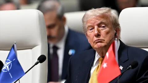 Donald Trump'ın komünizm karşıtı söylemini vurguladığı bir görsel.