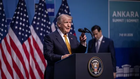 ABD Başkanı Donald Trump, NATO zirvesi sonrası basın toplantısı düzenliyor.