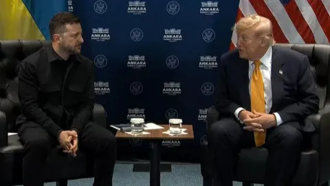 ABD Başkanı Donald Trump ve Ukrayna Devlet Başkanı Volodimir Zelenskiy görüşüyor.