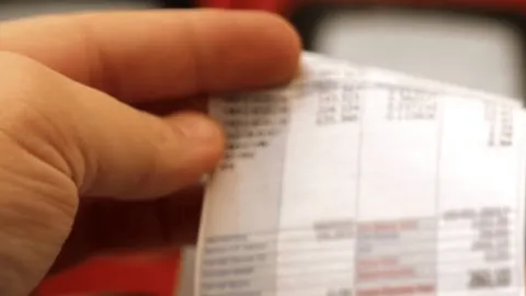 Zonguldak Belediyesi'nde suya yapılan zamla ilgili tepki gösteren TKP üyeleri.
