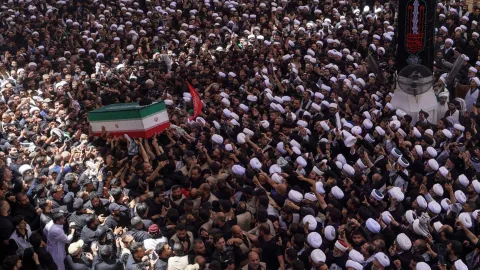 İran lideri Ali Hamaney için Irak'ın Necef kentinde düzenlenen cenaze töreninden bir görüntü.