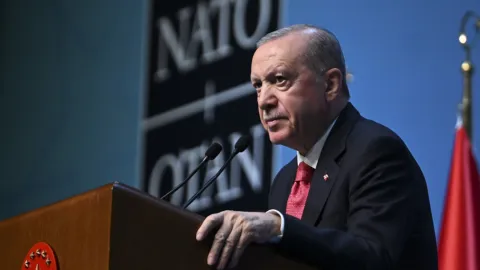 Cumhurbaşkanı Erdoğan'ın NATO zirvesinde dünya liderlerine hediye verirken çekilmiş fotoğrafı.