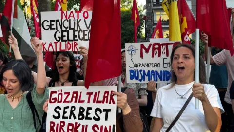 TKP Kocaeli üyeleri NATO karşıtı eylemde pankart açtı.