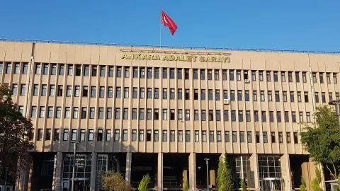 Ankara'da uyuşturucu operasyonunda ele geçirilen uyuşturucu maddeler ve silahlar.