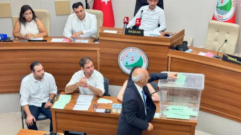 Balçova Belediye Meclisi'nde yapılan başkan vekili seçimini gösteren bir fotoğraf.
