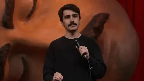Komedyen Deniz Göktaş'ın siyasi ve dini söylemleri eleştiren bir çalışması.
