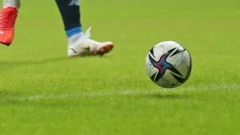 Futbol topu ve adalet terazisi sembolleri