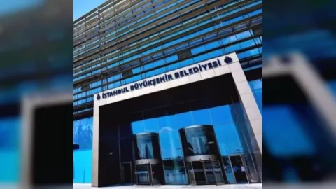 İstanbul Büyükşehir Belediyesi binası önünde adalet terazisi simgesi