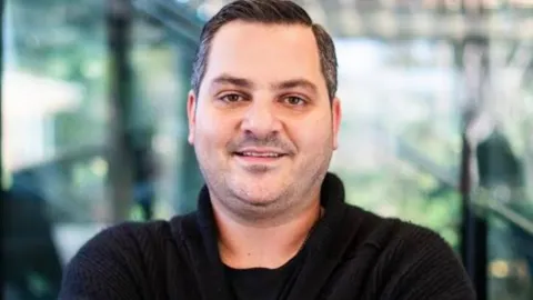 Papara logosu ve Ahmet Faruk Karslı'nın fotoğrafı.
