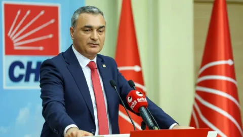 CHP il ve ilçe binaları önünde görevden alınma ve atamalara ilişkin açıklamalar yapılıyor.