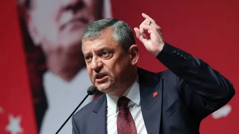 CHP Genel Başkanı Özgür Özel açıklama yaparken