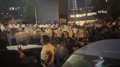 CHP İstanbul İl Başkanlığı binası önünde toplanan partililer.