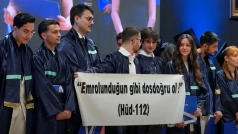 Yeditepe Üniversitesi Hukuk Fakültesi mezuniyet töreni sahnesi