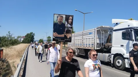 Adalet yürüyüşüne katılanlar dövizler taşıyor.