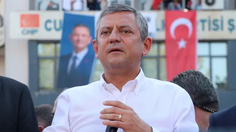 CHP Genel Başkanı Özgür Özel konuşma yaparken