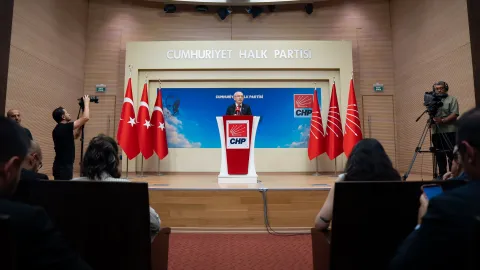 CHP Genel Merkezi binası ve parti bayrakları