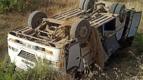 Amasya'da tarla işçilerini taşıyan minibüsün devrildiği kaza yerinden görüntü.