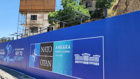 NATO Zirvesi için kurulan ve kaldırılması planlanan reklam panolarının görseli.