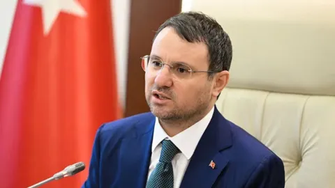 Adalet Bakanı Akın Gürlek'in eşine yönelik eylem hazırlığı iddiasıyla 2 kişinin tutuklanmasına ilişkin haber görseli.