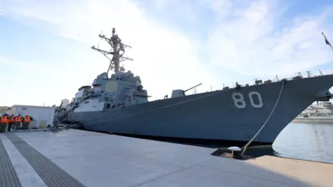 ABD Deniz Kuvvetleri'ne ait USS Roosevelt savaş gemisi Mersin Limanı'nda demirlemiş.
