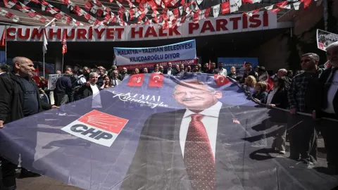 CHP Genel Merkezi önünde partililerin bayramlaşma programı için toplandığı bir fotoğraf.