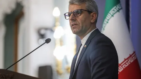 İran Dışişleri Bakanlığı Sözcüsü İsmail Bekayi basın toplantısı yaparken