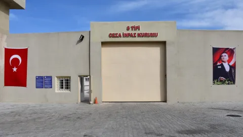 Antalya S Tipi Kapalı Hapishanesi önünde çekilmiş bir fotoğraf.