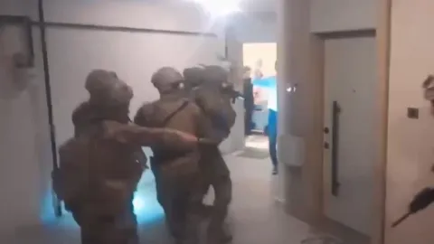 FETÖ operasyonu kapsamında şüphelilerin gözaltına alınması.