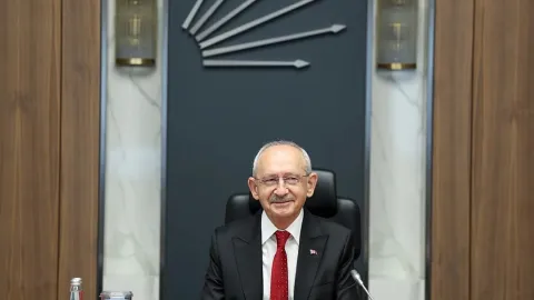 Kemal Kılıçdaroğlu konuşma yaparken
