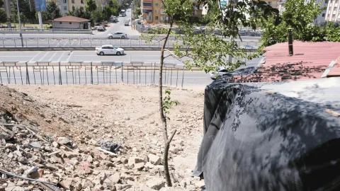 NATO zirvesi sonrası Ankara'da moloz ve çöplerle dolu bir mahalle görünümü.
