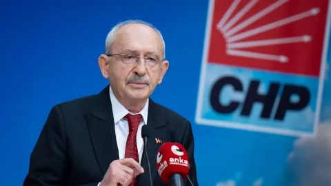Kemal Kılıçdaroğlu bir basın toplantısında konuşuyor.