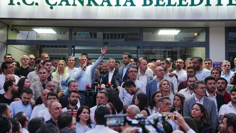 CHP Genel Başkanı Özgür Özel, Çankaya Belediye Başkanı Hüseyin Can Güner'in gözaltına alınmasını protesto eden yürüyüşte konuşma yapıyor.
