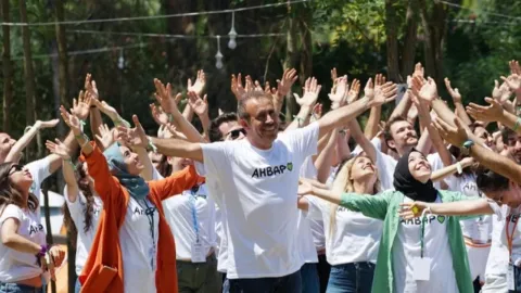 Ahbap Derneği soruşturması kapsamında gözaltına alınan Haluk Levent'in fotoğrafı.