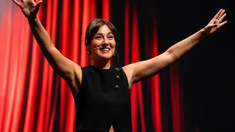 Komedyen Tuba Ulu'nun yargılandığı davaya ilişkin haber görseli.