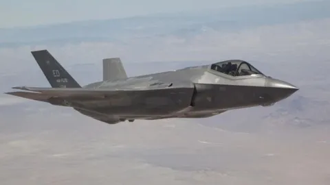 F-35 savaş uçağı havada uçarken