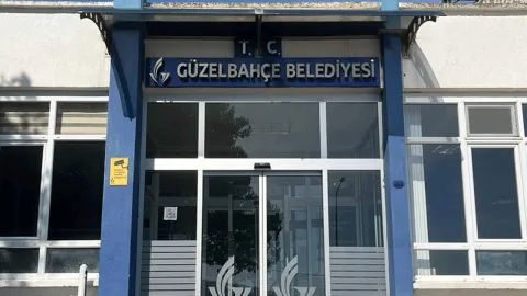 Güzelbahçe Belediyesi binası önünde polis ekipleri.